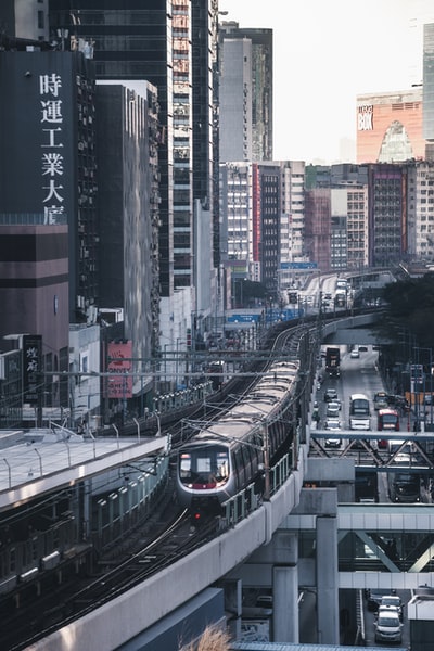 白天铁路上的黑白列车